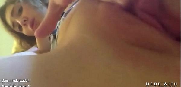  Novinha se masturbando com a bucetinha lisa ( instagram  @top.models.adult e @amandinhaalves25 )
